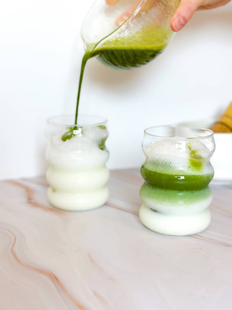 Préparation matcha latte