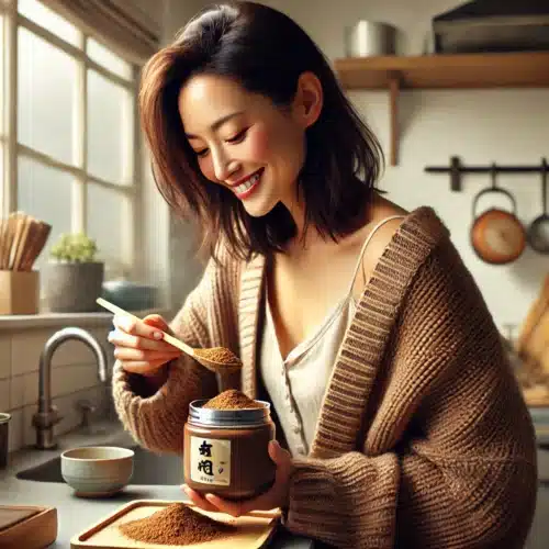 Femme souriante avec du thé hojicha en poudre